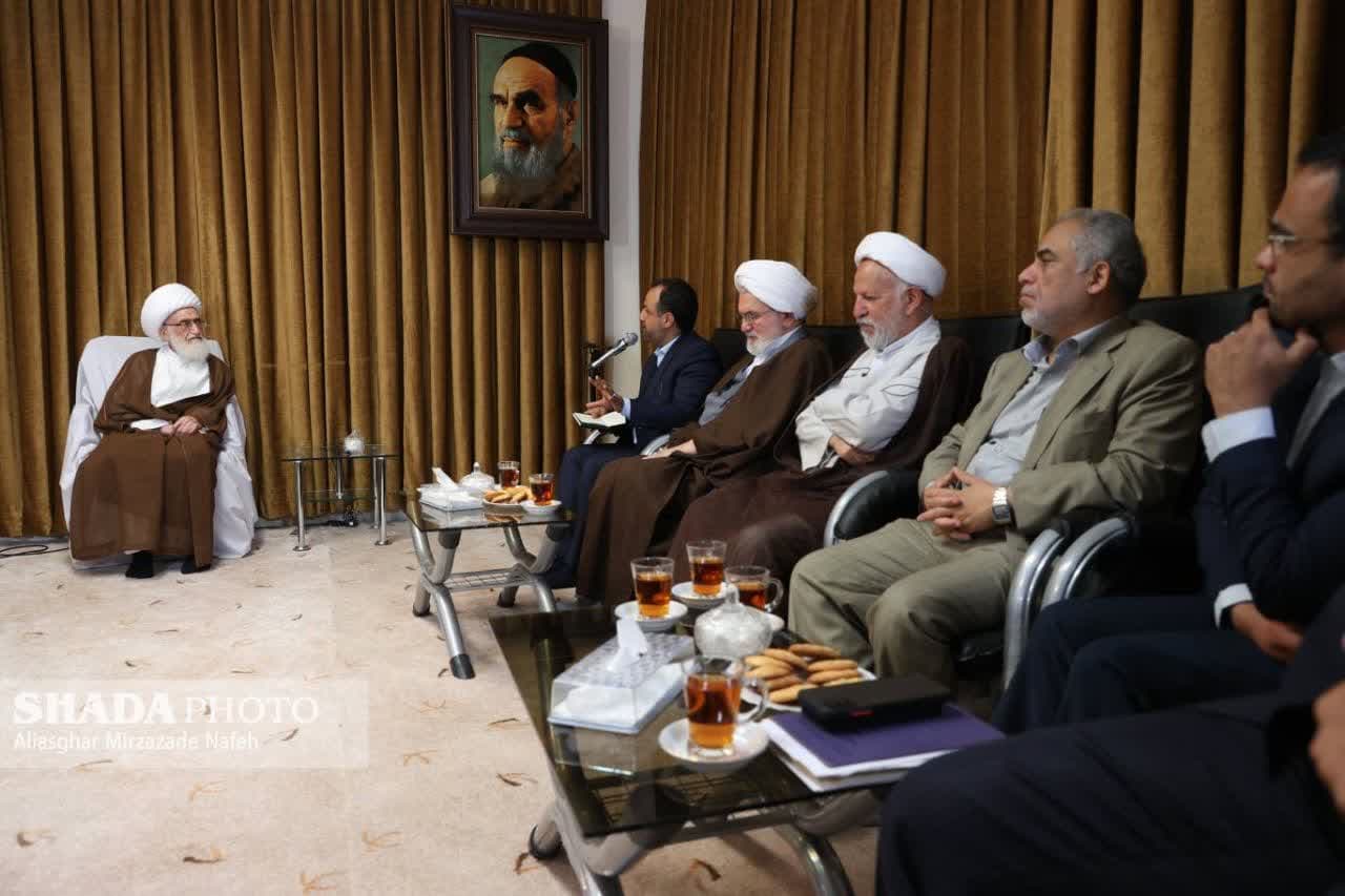 آیت‌الله العظمي نوری همدانی در دیدار با وزیر اقتصاد اظهار کرد: